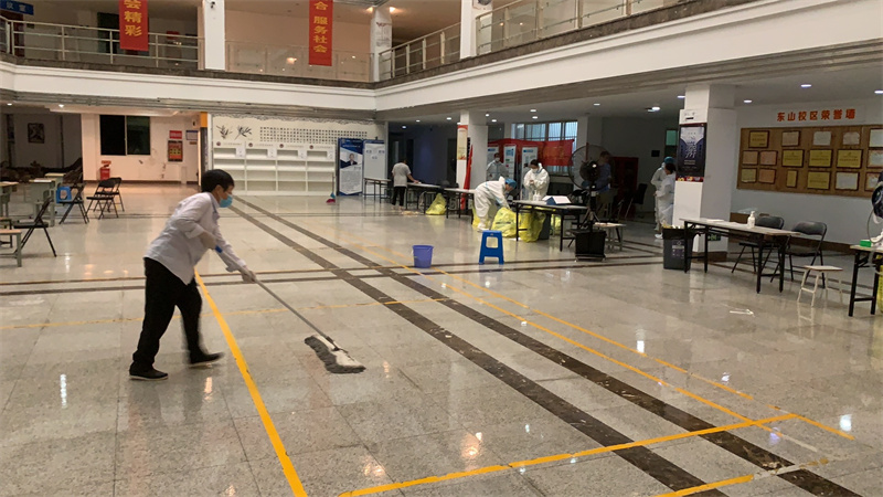 三江学院--凌晨1点撤场后保洁员对检测大厅消毒.jpg