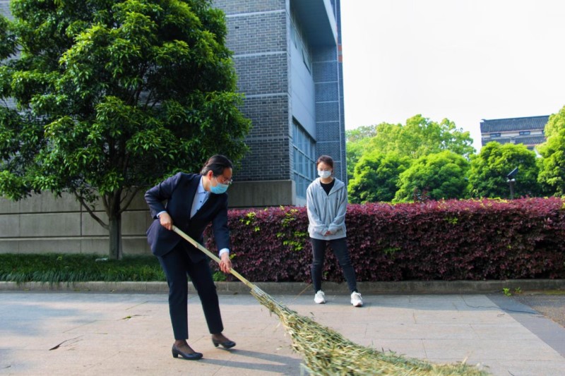 图片3 楼宇（北区）服务中心顾经理进行道路清扫演示_副本.jpg