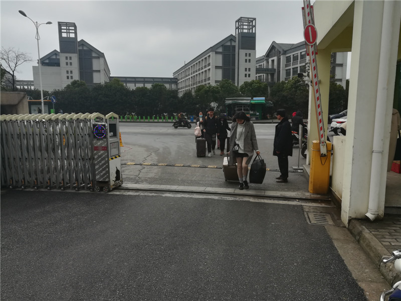 学生陆续返校.jpg