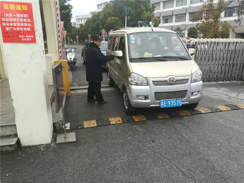 开学门岗车辆管控.jpg
