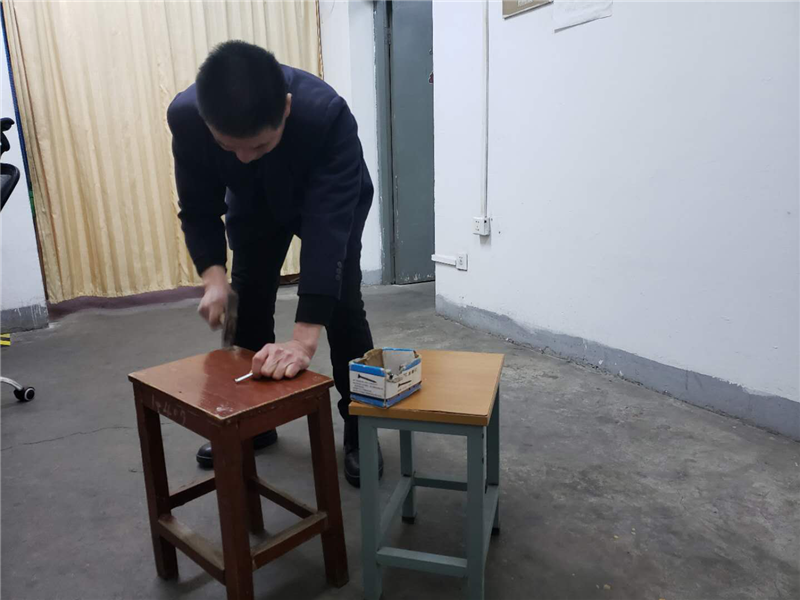 孙永龙帮学生修板凳.png