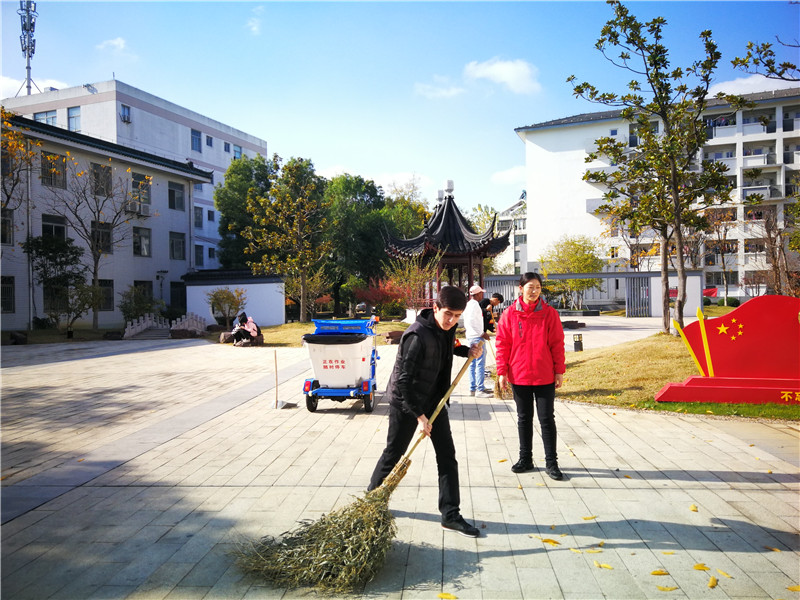 参加岗位体验的留学生正在清扫落叶.jpg