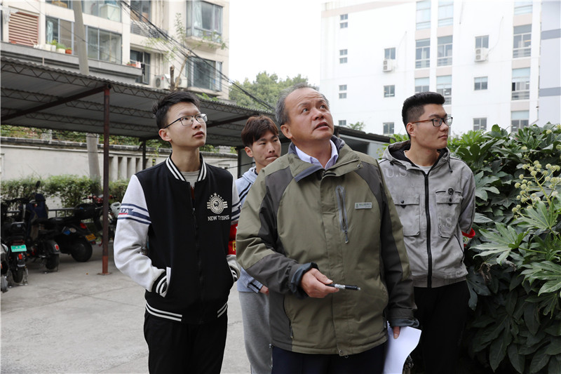 岗位体验学生跟着公寓值班员巡查宿舍.JPG