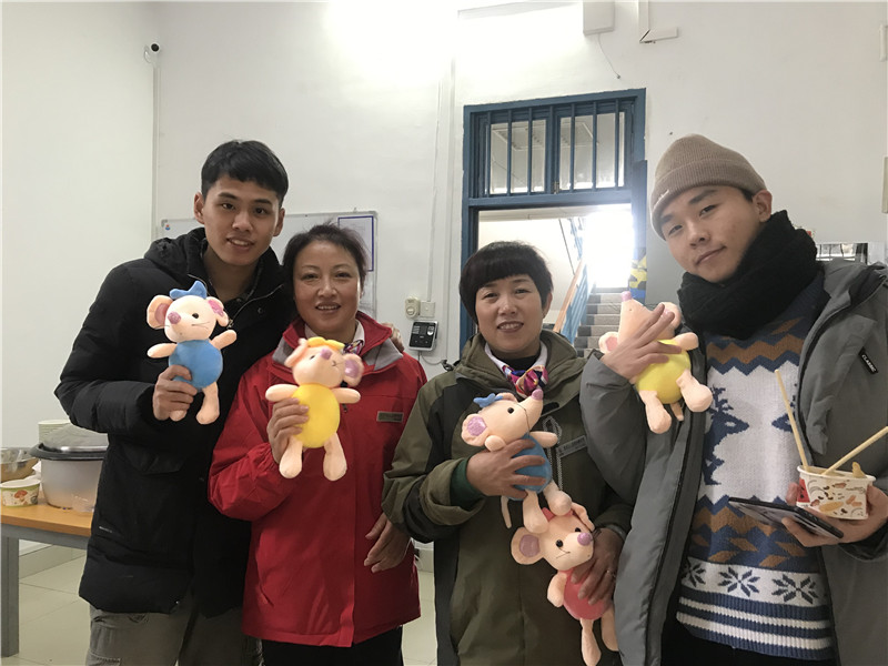 获奖同学与阿姨合影.jpg
