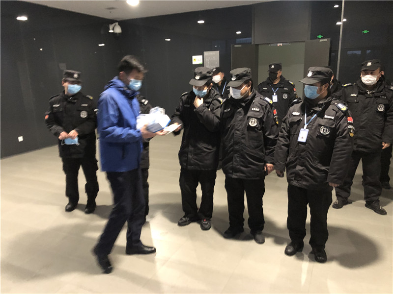 为执勤人员分发口罩.jpg