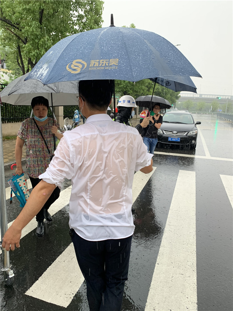 管理人员指引家长学生.jpg