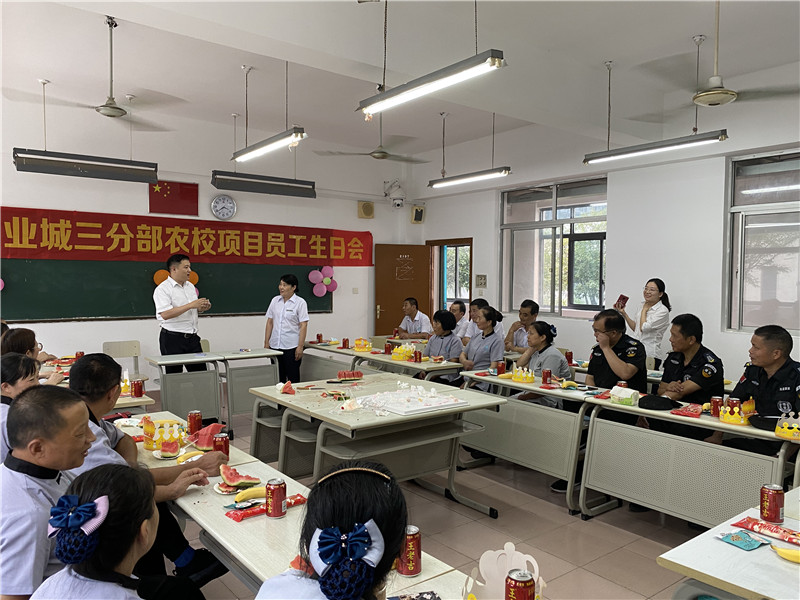 管理员与员工互动.jpg