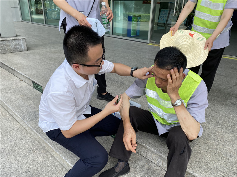 给中暑人员使用清凉药品.jpg