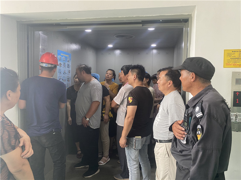 电梯维保人员讲解电梯安全知识.jpg