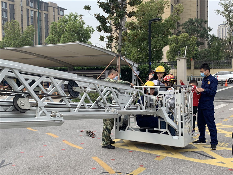 消防员带领小朋友登上云梯车.jpg