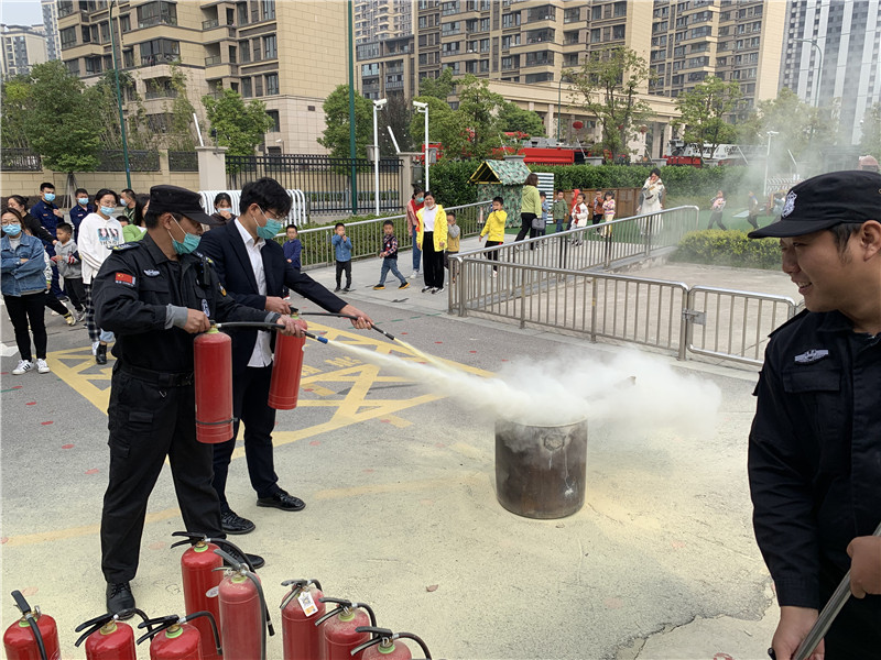 物业安保人员演示灭火器使用.jpg
