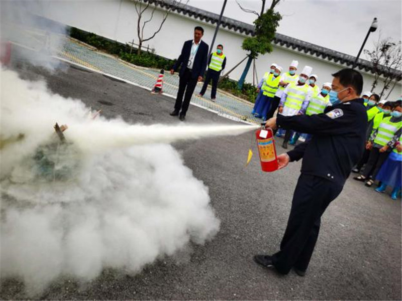 张家华警官演示灭火器的使用.jpg