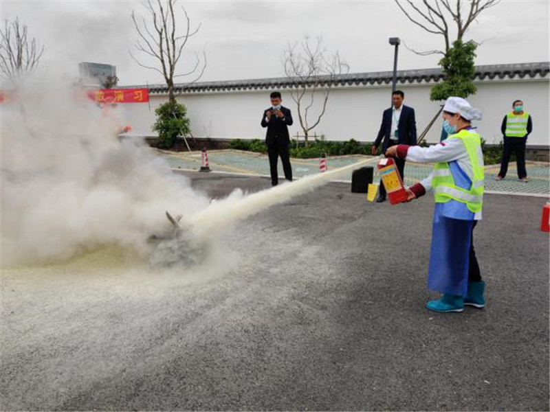 参演人员学习灭火器的使用.jpg