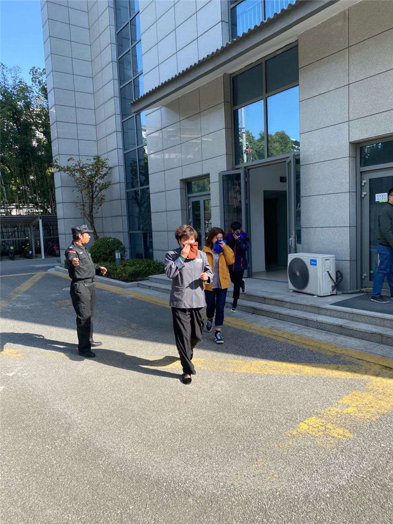 楼内业主及员工从消防通道撤离 (1)_副本.jpg