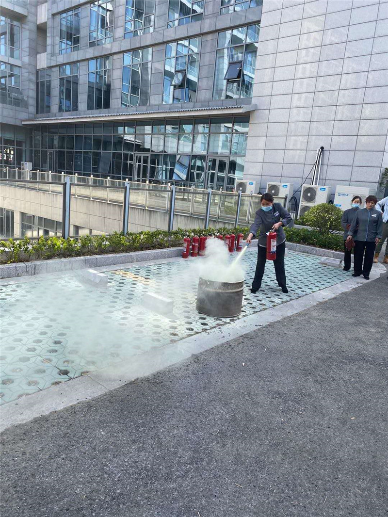 保洁员学习如何使用灭火器_副本.jpg