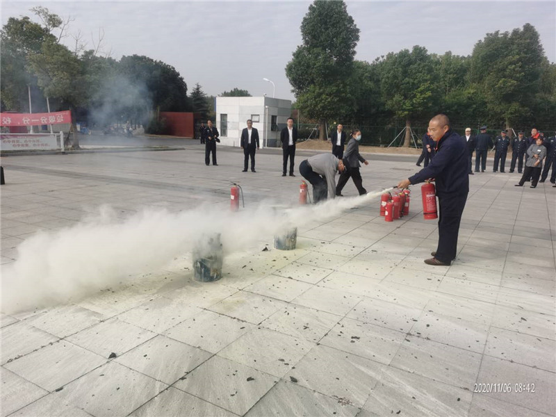 工程师傅实践使用灭火器_副本.jpg