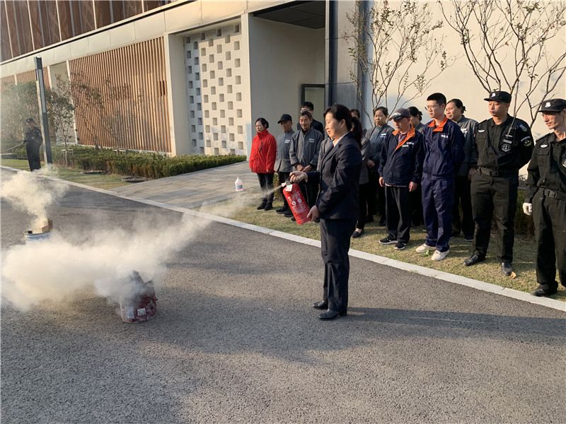 灭火器灭火演练_副本.jpg