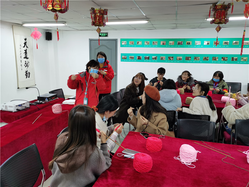 楼长阿姨为同学们统一讲解如何起针 (3).jpg