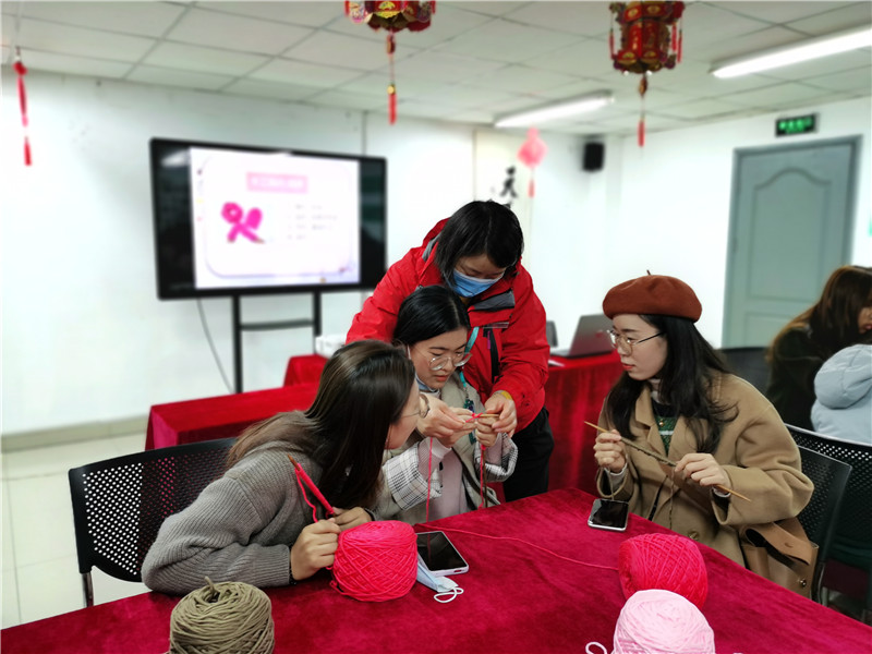 楼长阿姨为同学们讲解 (2).jpg