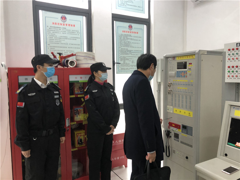 消控室主机视察.jpg