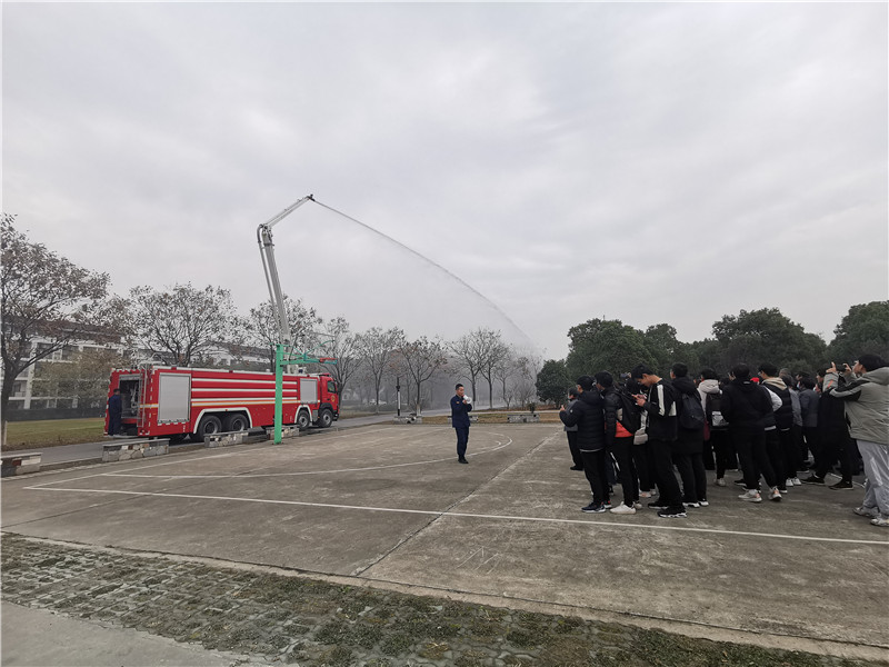 对消防车进行讲解 (3)_副本.jpg