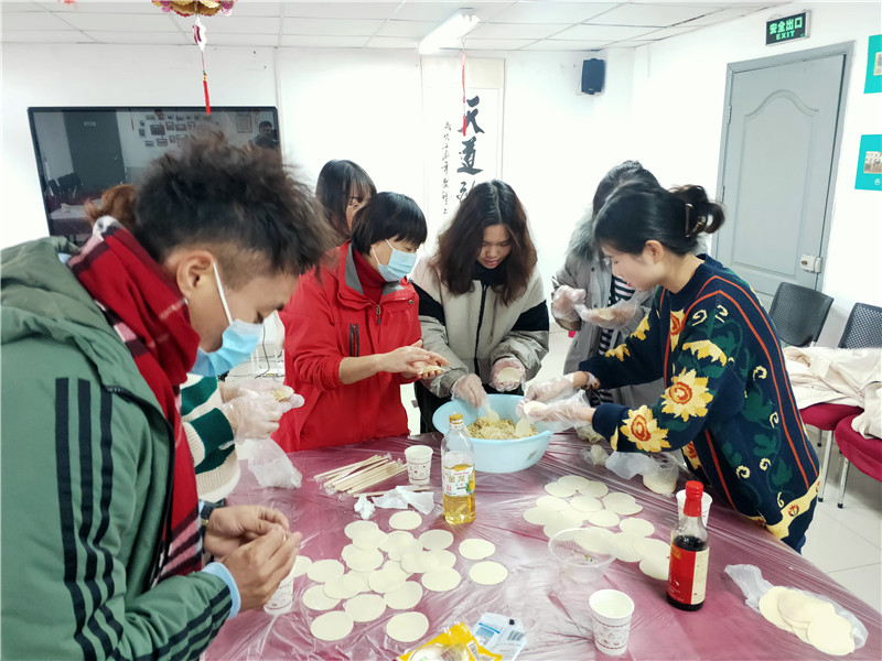 参加冬至活动的同学们包饺子.jpg