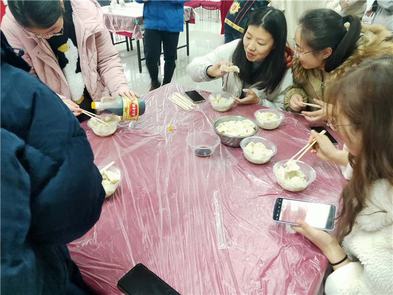 参加冬至活动的同学们吃饺子.jpg