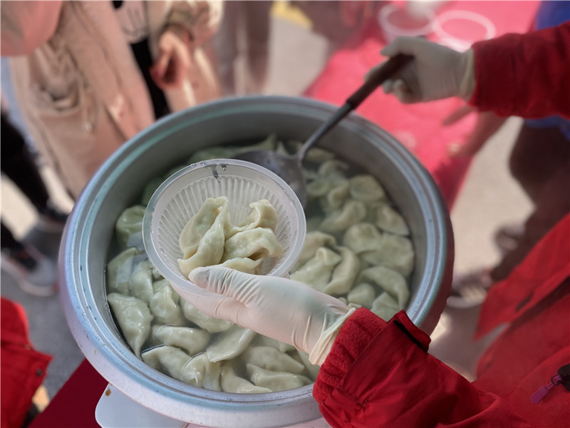 主干道为同学们发饺子 (2).jpg