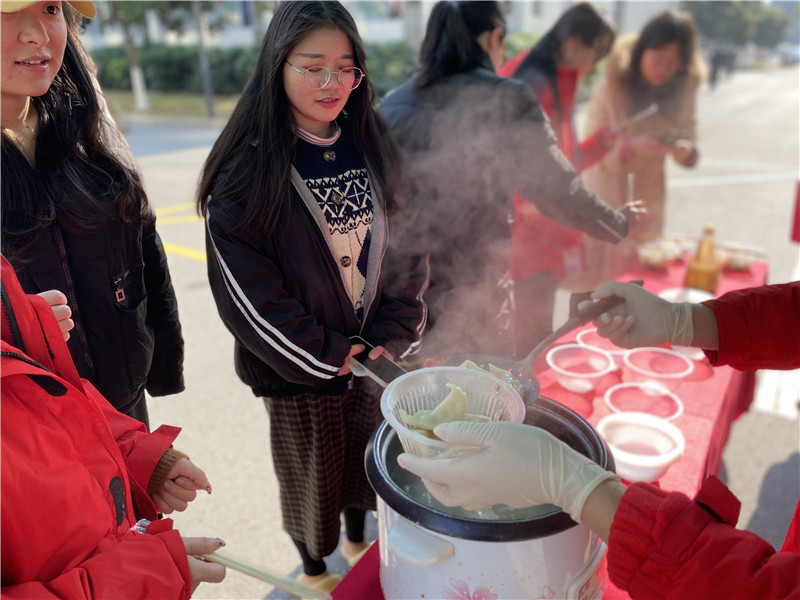 主干道为同学们发饺子.jpg