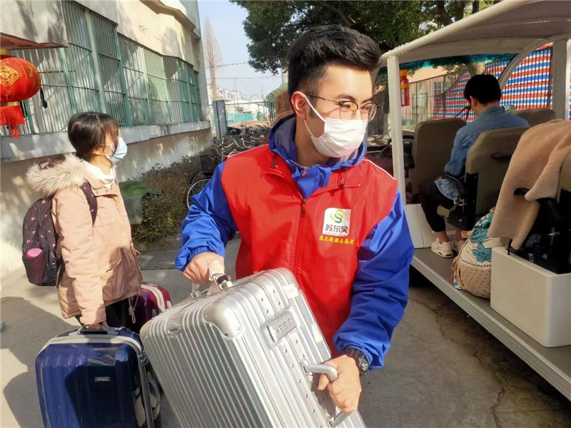 为同学搬运行李.jpg