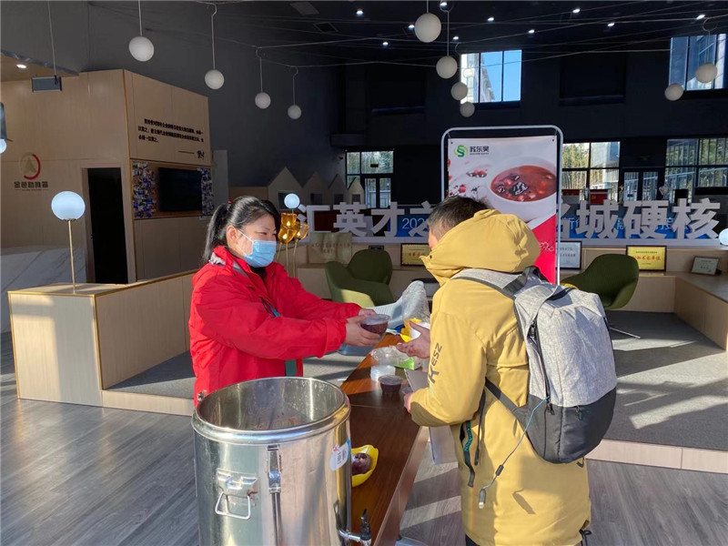 给业主发放腊八粥 (1).jpg