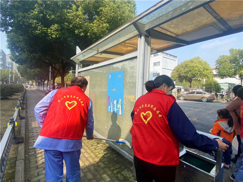 清理公交站牌 (4).jpg