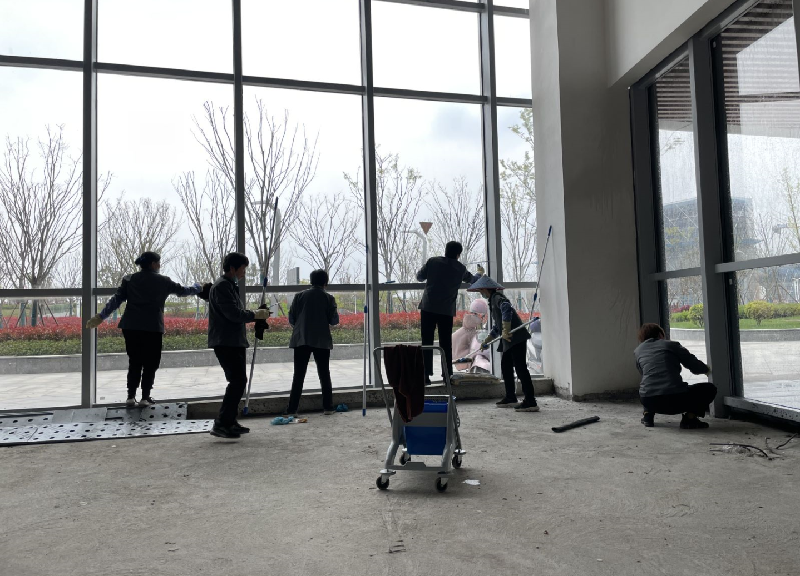 4-方舱建设前，保洁清洗幕墙.png