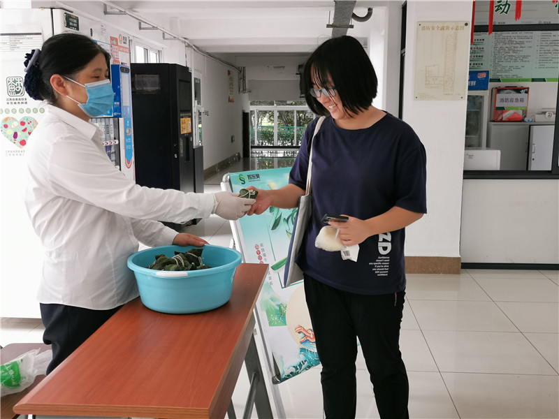 10号中午各宿舍楼分发粽子 (5)_副本_副本.jpg