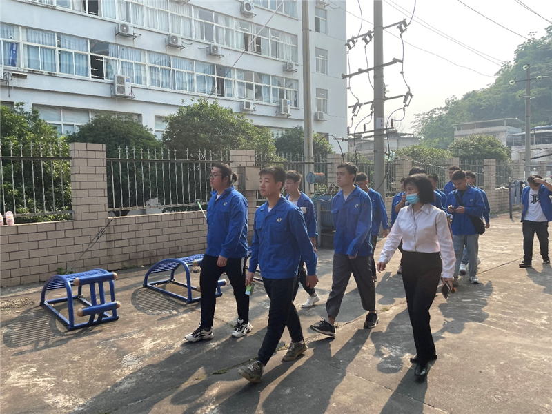方雁主管（右一）带领同学们走往劳动体验区.png