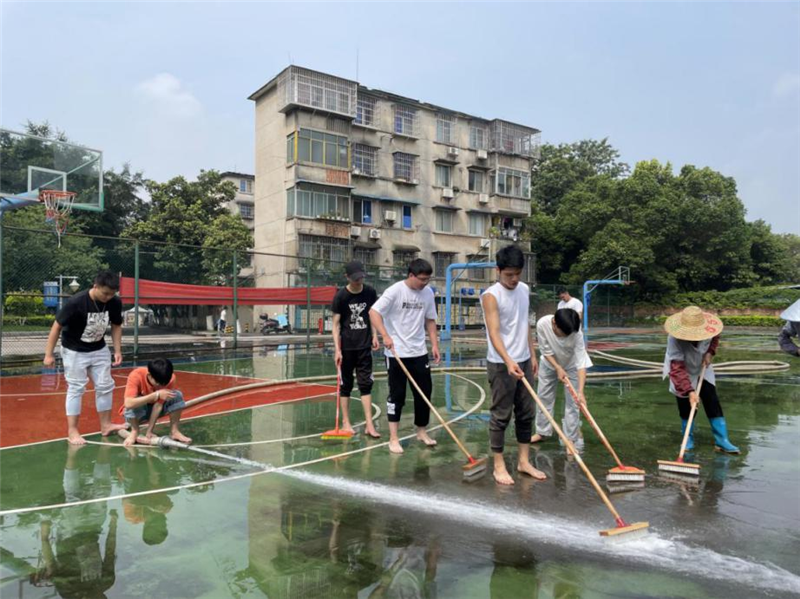 同学在烈日下清洗篮球场.png