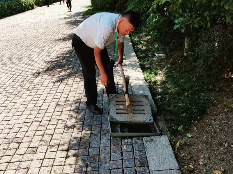 检查窨井.jpg