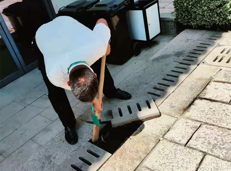 检查排水沟.jpg