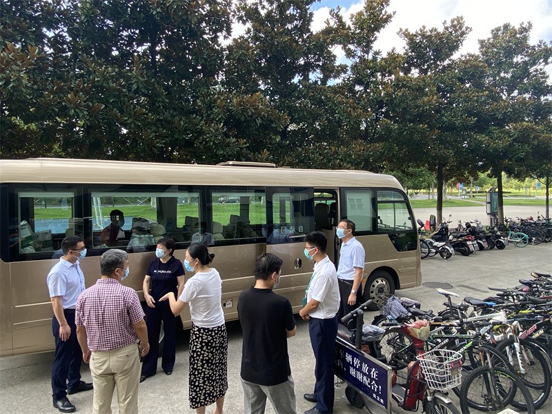 叶美兰校长等学校其他部门负责人与我司许伟伟经理进行 交流.jpg