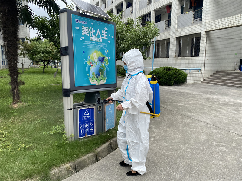 坚守岗位，高温天气公共区域消杀.jpg