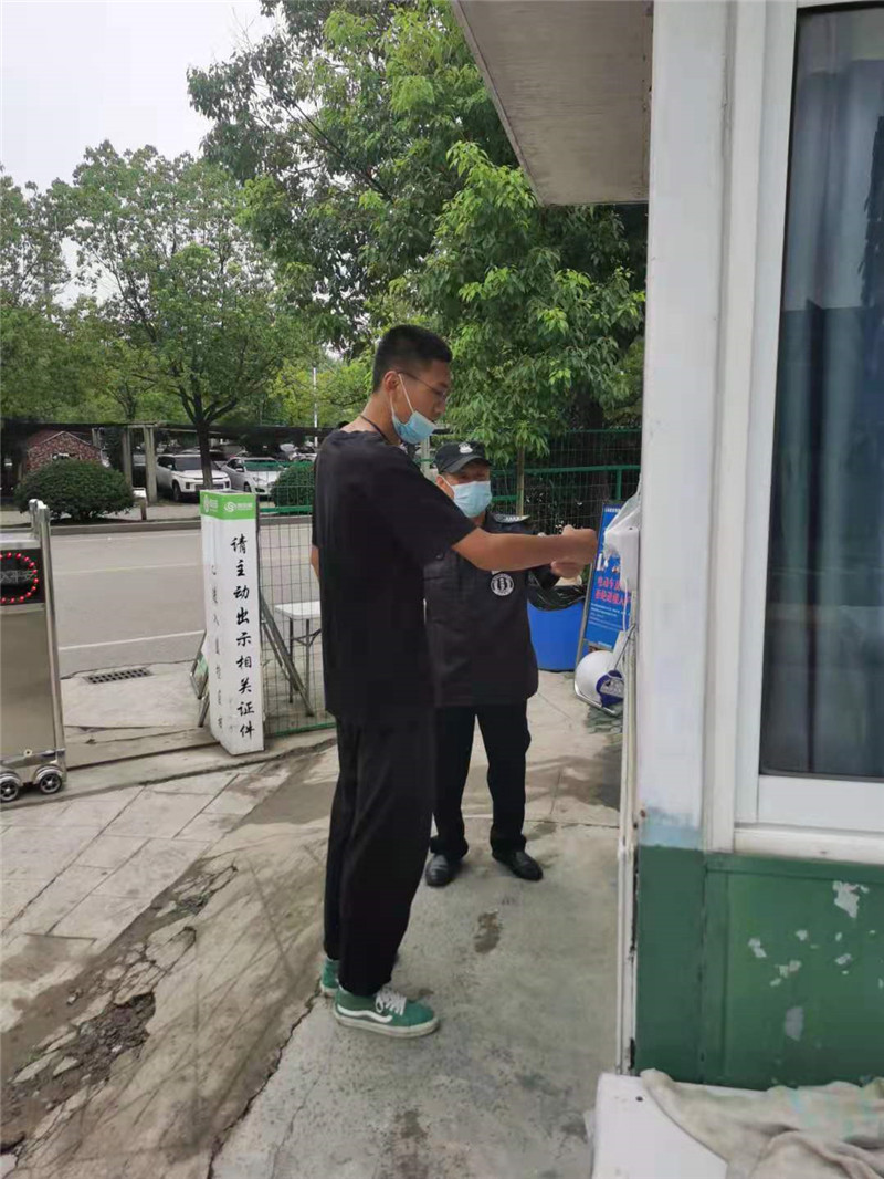 对进出人员测温.jpg
