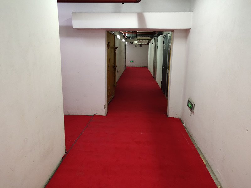 地下室红地毯完成铺垫_副本.jpg
