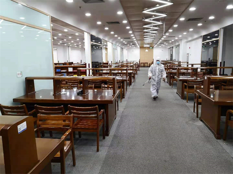 读书区域地面消毒.jpg