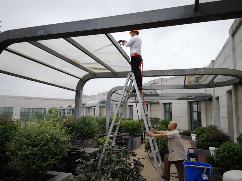 冲洗户外顶棚.jpg