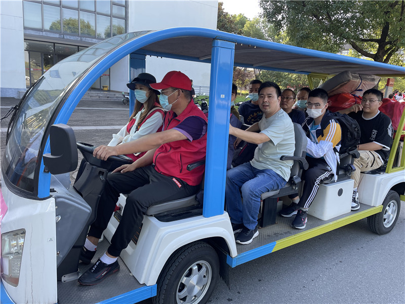观光车为学生搬运行李.jpg