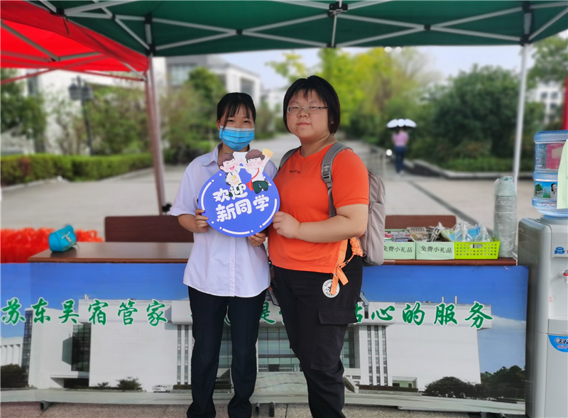 服务站工作人员与新生合影.png