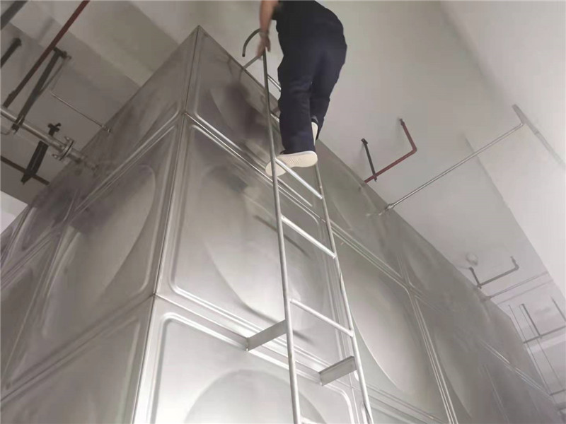 爬梯登上水箱顶.jpg