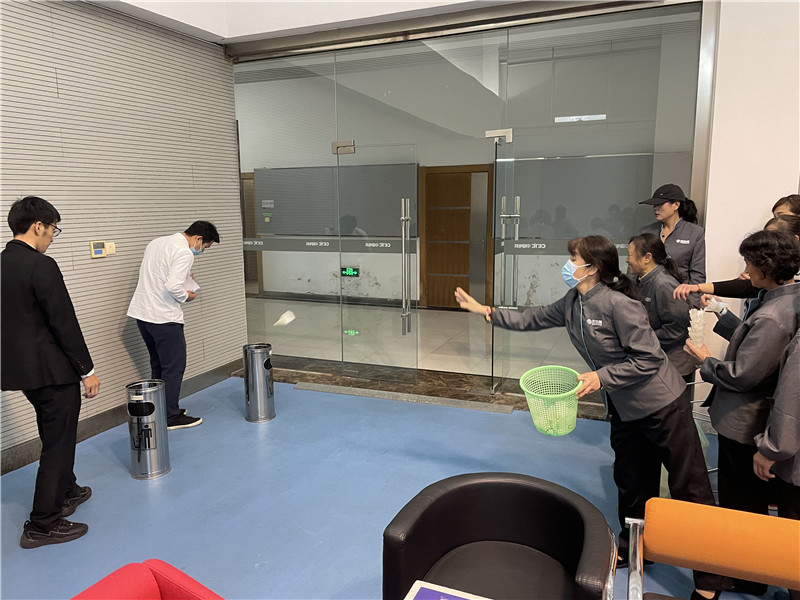 扔羽毛球 (1).jpg