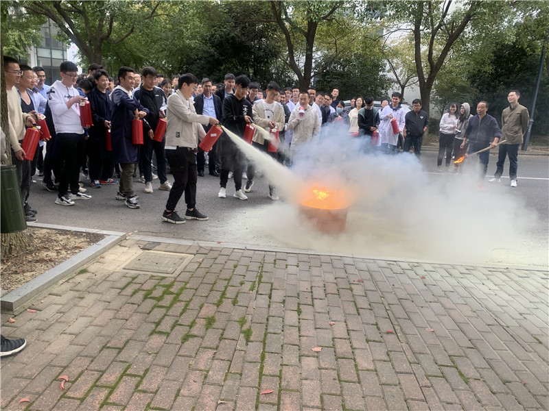 学生实操灭火器.jpg