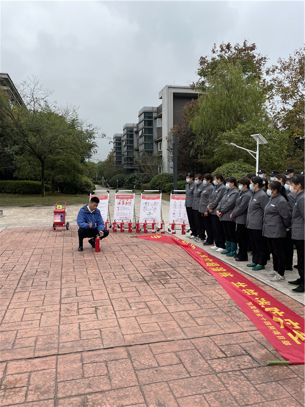 杨经理进行灭火器的使用培训 (1).jpg